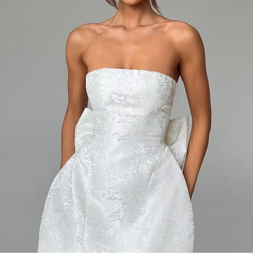 Elegant White Strapless Dress